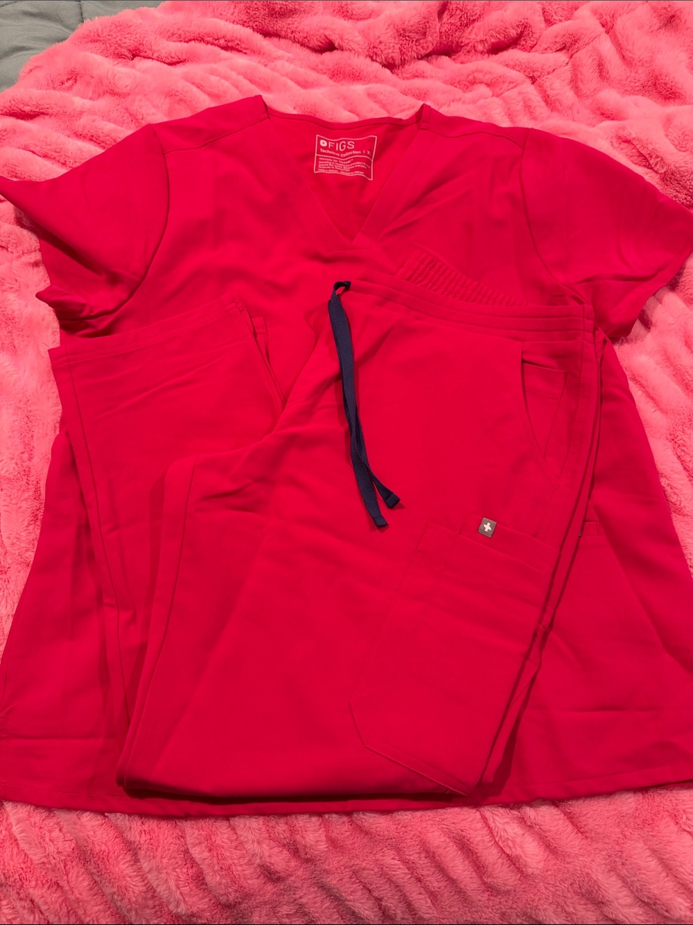 Figs V‑Neck Scrub Set in Hot Pink with Navy Drawstring